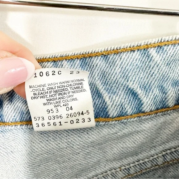 Levi’s Vintage 561 Loose Fit High Rise Denim Jean Shorts - Picture 9 of 10